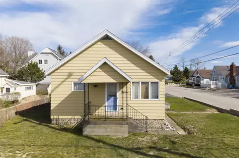 15 N Lakeshore, Manistee, MI 49660