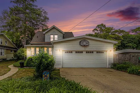 2349 Lakeshore, Muskegon, MI 49441