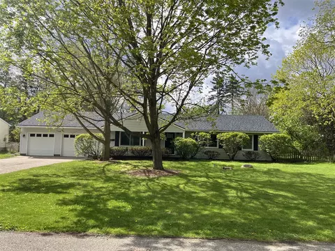 7852 State, Brighton, MI 48116