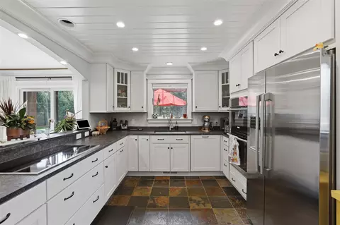 Kitchen - 3111 Smugglers, Commerce Twp, MI 48390 photo 5 of 6