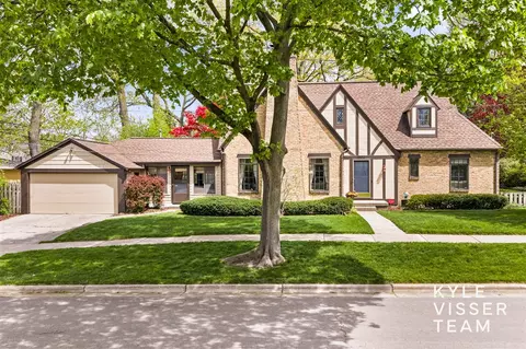 1504 Lake Grv, Grand Rapids, MI 49506