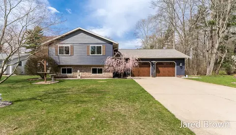 19159 Pine Grv, Spring Lake, MI 49456
