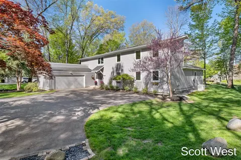 2909 Cascade Spgs, Grand Rapids, MI 49546