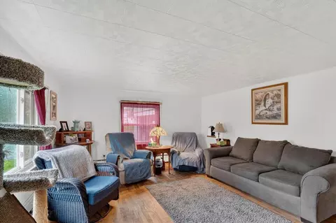Living - 2750 Hamstead, Jackson, MI 49201 photo 4 of 4