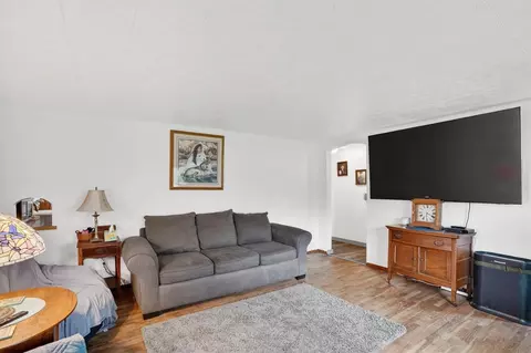 Living - 2750 Hamstead, Jackson, MI 49201 photo 3 of 4