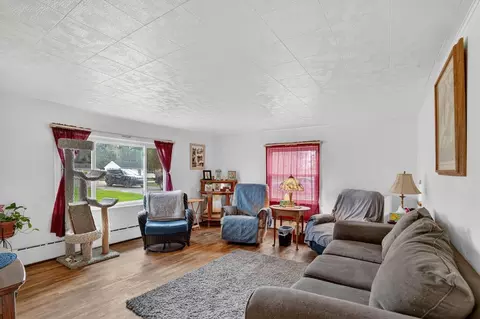 Living - 2750 Hamstead, Jackson, MI 49201 photo 1 of 4