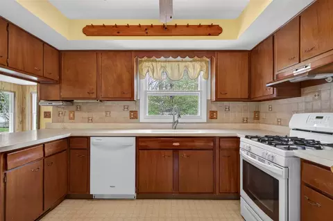 Kitchen - 4721 Pin Oak, Jackson, MI 49201 photo 4 of 7