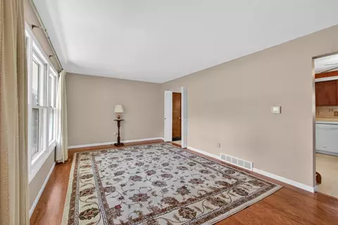 Living - 4721 Pin Oak, Jackson, MI 49201 photo 1 of 8