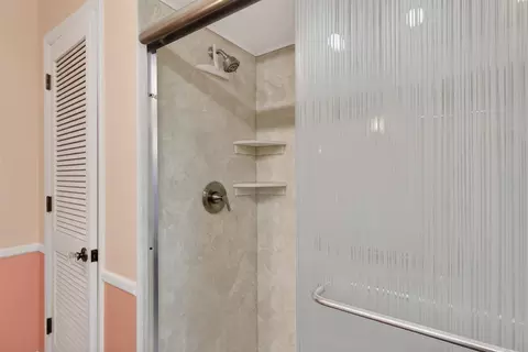 Bath - 4721 Pin Oak, Jackson, MI 49201 photo 3 of 4