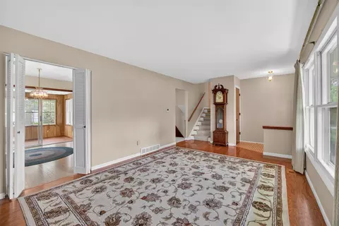 Living - 4721 Pin Oak, Jackson, MI 49201 photo 4 of 8
