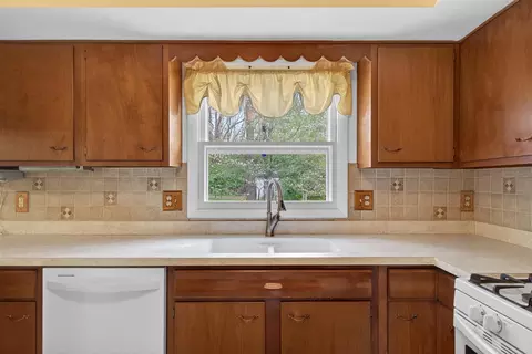Kitchen - 4721 Pin Oak, Jackson, MI 49201 photo 5 of 7
