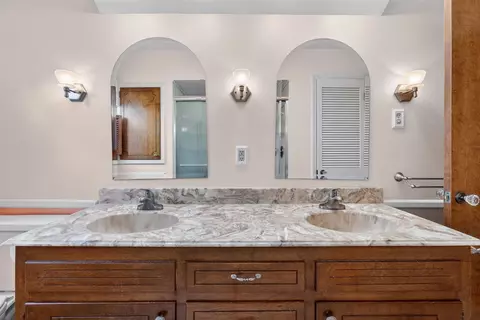 Bath - 4721 Pin Oak, Jackson, MI 49201 photo 4 of 4