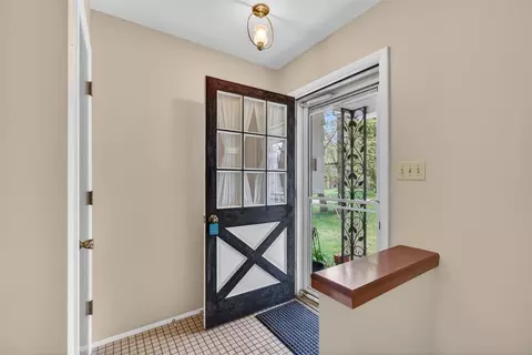 Entry Way - 4721 Pin Oak, Jackson, MI 49201 photo 1 of 2