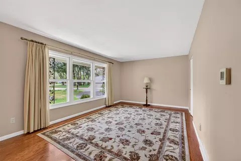 Living - 4721 Pin Oak, Jackson, MI 49201 photo 2 of 8