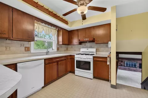 Kitchen - 4721 Pin Oak, Jackson, MI 49201 photo 3 of 7