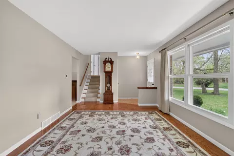 Living - 4721 Pin Oak, Jackson, MI 49201 photo 3 of 8