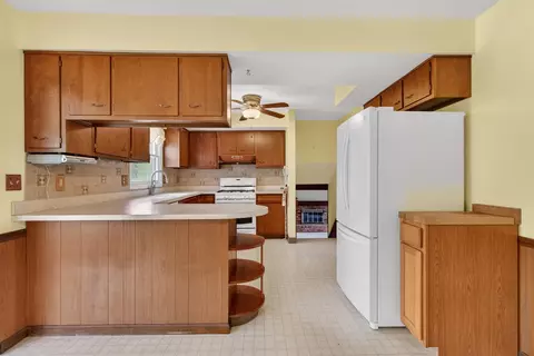 Kitchen - 4721 Pin Oak, Jackson, MI 49201 photo 2 of 7