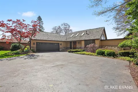 4069 Forest Pt, Norton Shores, MI 49441