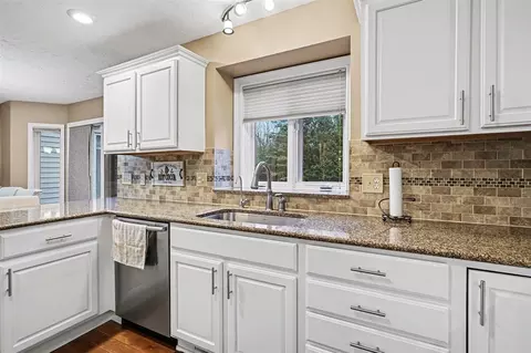 Kitchen - 7629 Setters Pointe, Brighton, MI 48116 photo 2 of 2