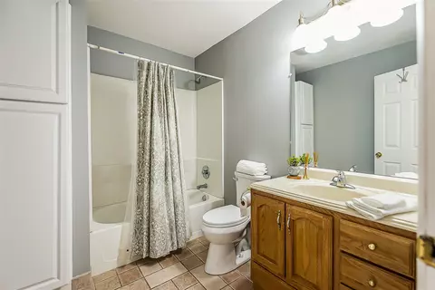 Bath - 5256 Edgelake, Pinckney, MI 48169 photo 4 of 5