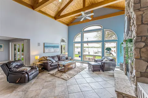 Living - 5256 Edgelake, Pinckney, MI 48169 photo 2 of 6