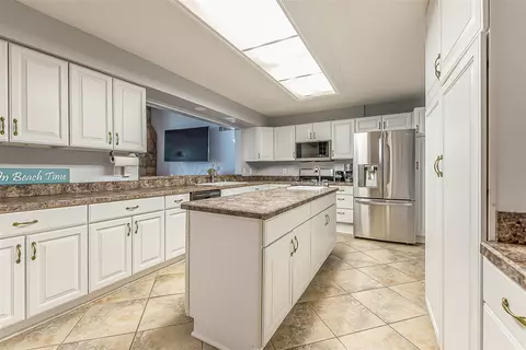 Kitchen - 5256 Edgelake, Pinckney, MI 48169 photo 2 of 4