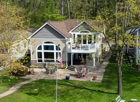 5256 Edgelake, Pinckney, MI 48169