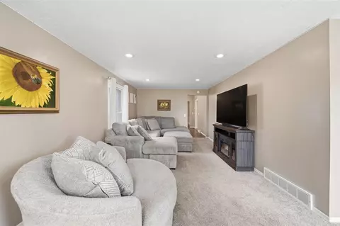 Living - 157 N Dettman, Jackson, MI 49202 photo 2 of 2