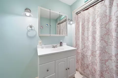 Bath - 157 N Dettman, Jackson, MI 49202 photo 2 of 3