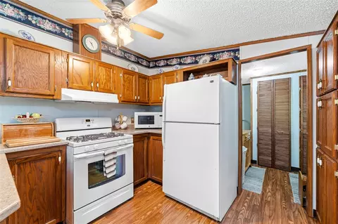 Kitchen - 10175 E R, Scotts, MI 49088 photo 2 of 4