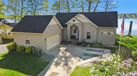 5550 Cozy Pt, Newaygo, MI 49337