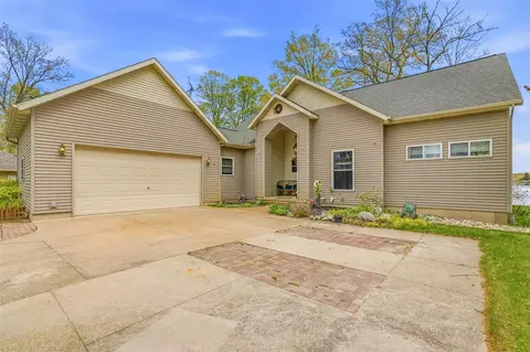 5550 Cozy Pt, Newaygo, MI 49337