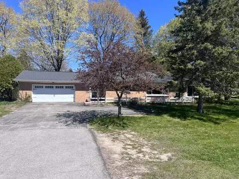 1056 E Parkdale, Manistee, MI 49660