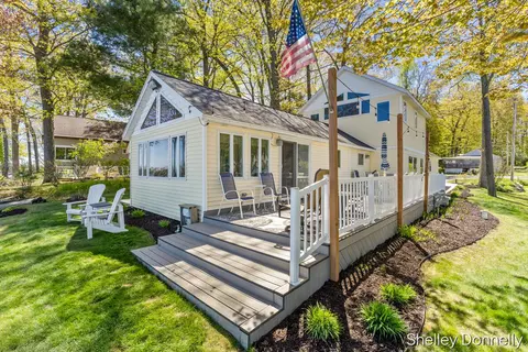 1071 E Hess Lk, Grant, MI 49327