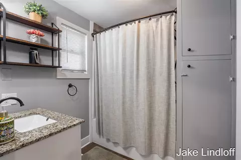 Bath - 322 E Gardner, Sparta, MI 49345 photo 1 of 1