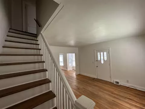 Living - 334 W Wesley, Jackson, MI 49201 photo 11 of 15