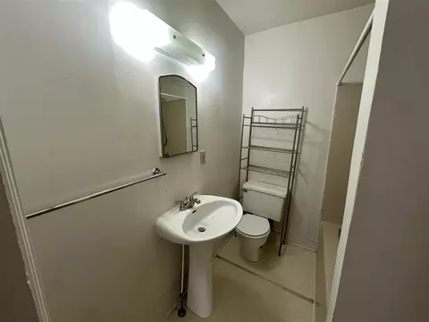 Bath - 334 W Wesley, Jackson, MI 49201 photo 2 of 4