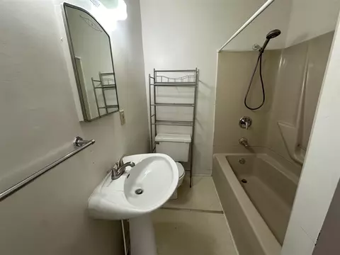 Bath - 334 W Wesley, Jackson, MI 49201 photo 3 of 4