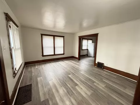 Living - 334 W Wesley, Jackson, MI 49201 photo 12 of 15
