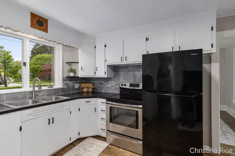 Kitchen - 131 Third, Lakeview, MI 48850 photo 2 of 3