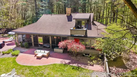 3255 Lake Trl, Saugatuck, MI 49453