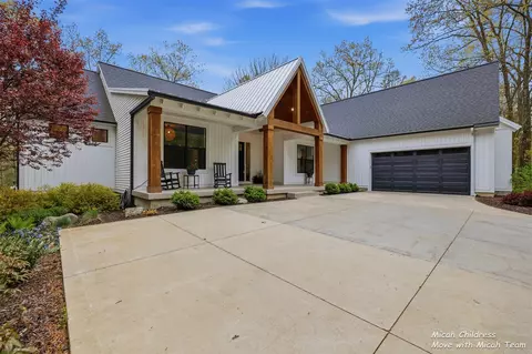 8266 Squires, Rockford, MI 49341