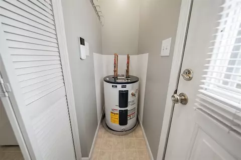 Entry Way - 2105 Carlton, Jackson, MI 49203 photo 2 of 2