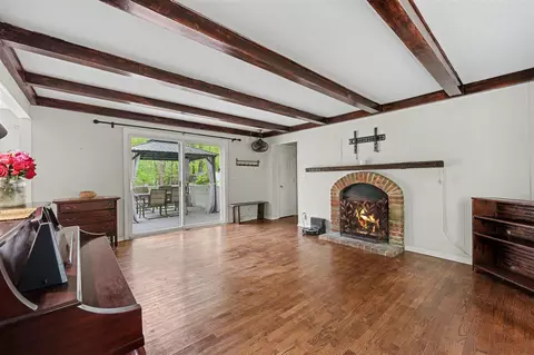 Living - 2813 Brookside, Jackson, MI 49203 photo 2 of 6