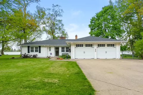 8239 W Long Lk, Kalamazoo, MI 49048