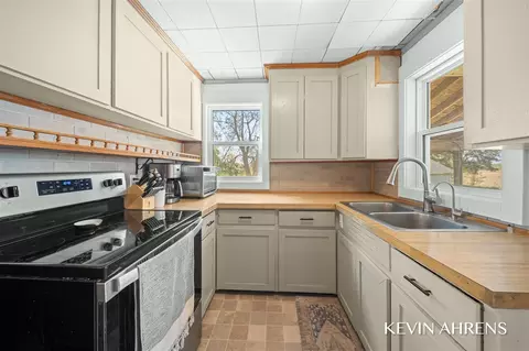 Kitchen - 16927 Juniper, Conklin, MI 49403 photo 1 of 1