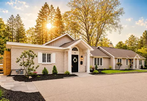 955 W 957 W Ctr, Douglas, MI 49406