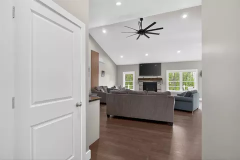 Entry Way - 7615 Lansing, Jackson, MI 49201 photo 1 of 11