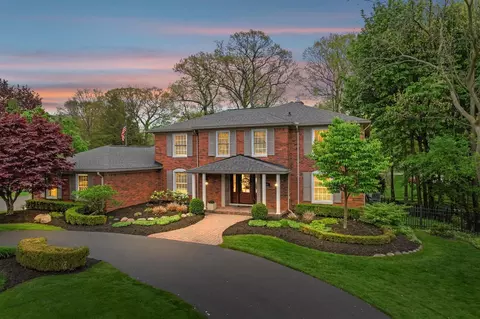 2595 Fox Chase, Troy, MI 48098