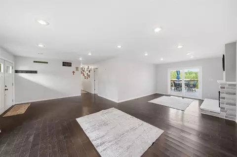 Living - 1729 Plateau, Jackson, MI 49203 photo 3 of 6